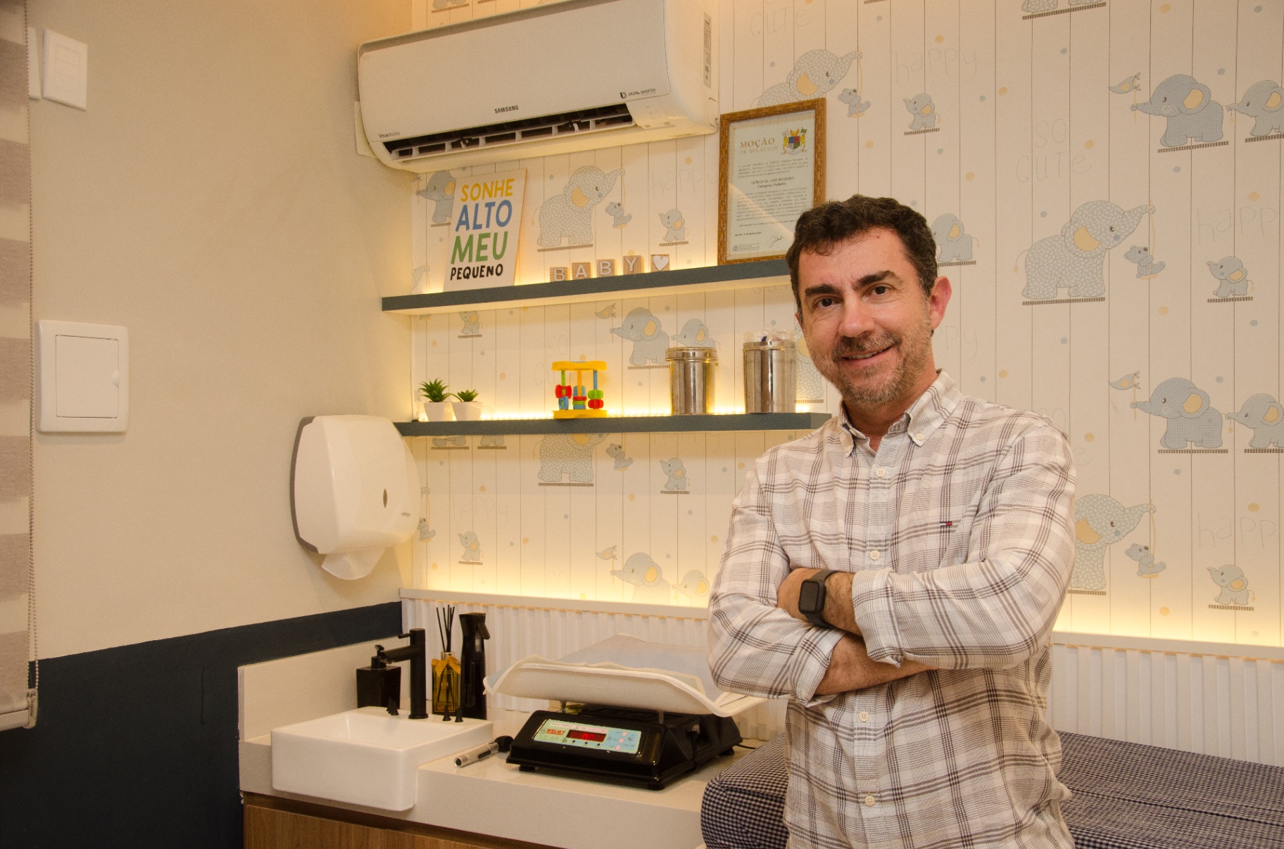 Dr. José Ricardo em seu consultório